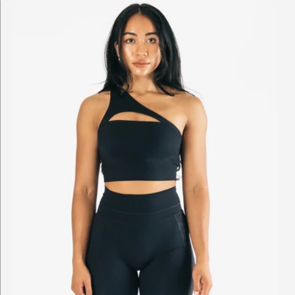 ALPHALUX ASYMMETRICAL BRA

Women's Medium-Impact Luxury Sports Bra

Color: Black